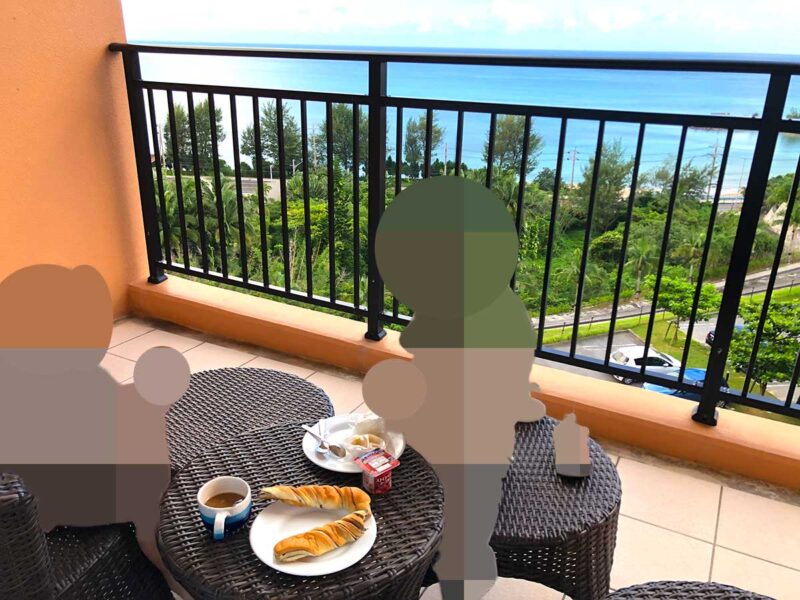 かめさん商店で購入したあんまんを食べる長男｜食物アレルギー対応朝食