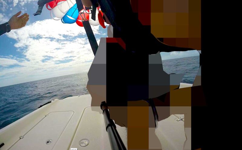 マリーナエイトのパラセーリングで北谷の空を飛ぶ様子