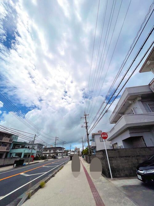 恩納村ホテル近くのビーチへ向かう道