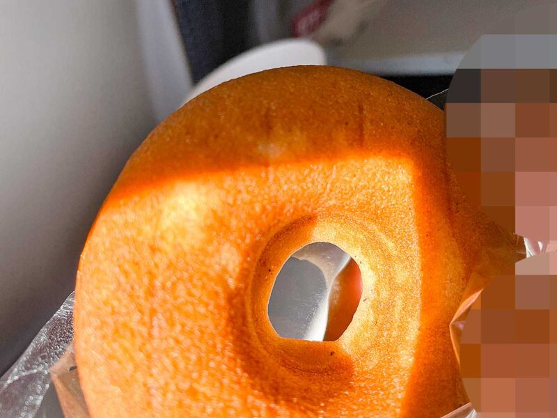 玄米ドーナツを食べる様子