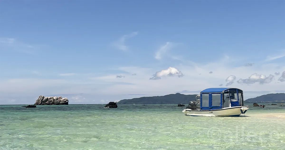 石垣島旅行6日目に訪れた幻の島・浜島の透明な海と船
