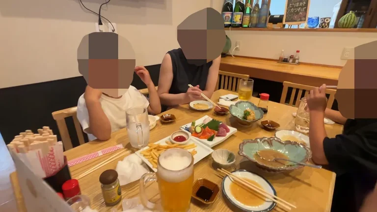ふくよかぁ～のテーブル席で夕食を楽しむ家族