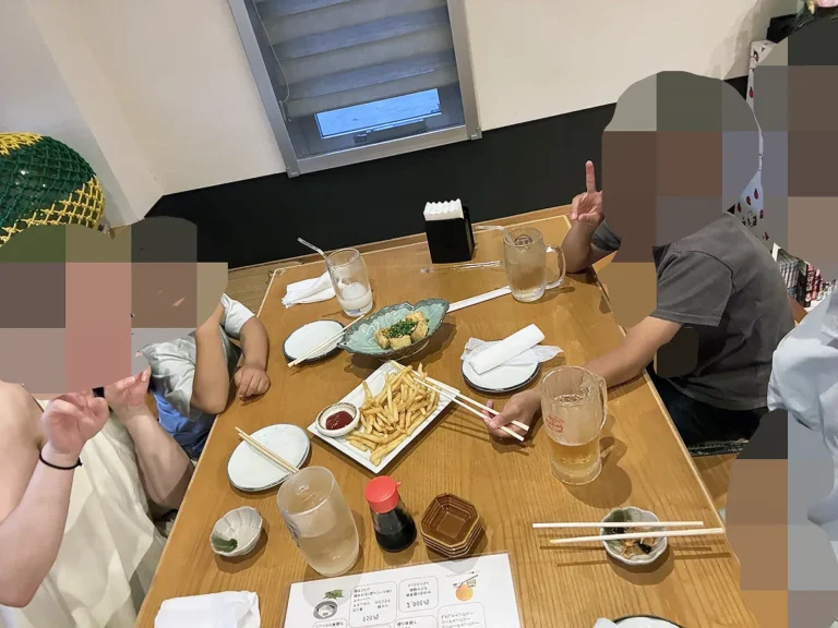 ふくよかぁ～の座敷席で夕食を楽しむ家族