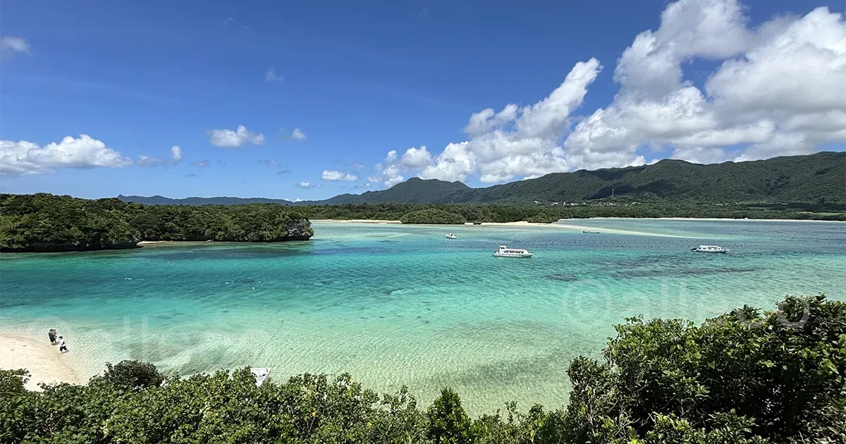 石垣島・川平湾のエメラルドグリーンの海とグラスボート