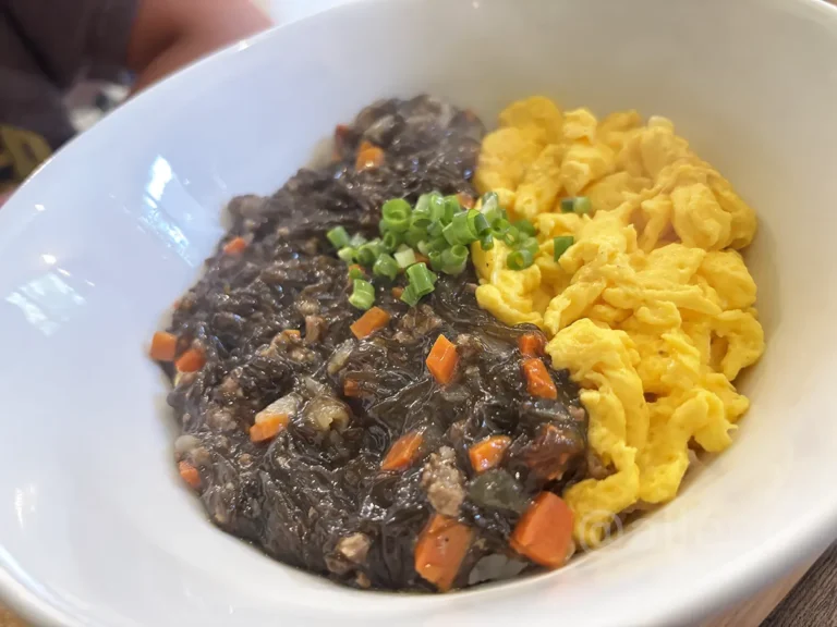 小浜島産もずくを使った、てぃーだ食堂のもずく丼
