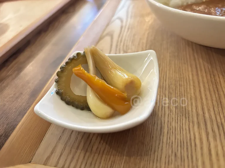 旨辛ジンジャーカレーに添えられた島野菜の付け合わせ