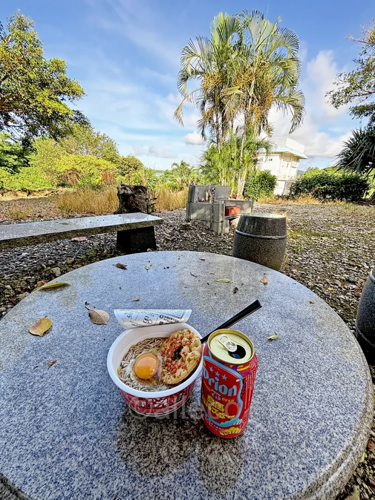 サン・石垣の宿の庭でカップ麺とビールを楽しむ様子