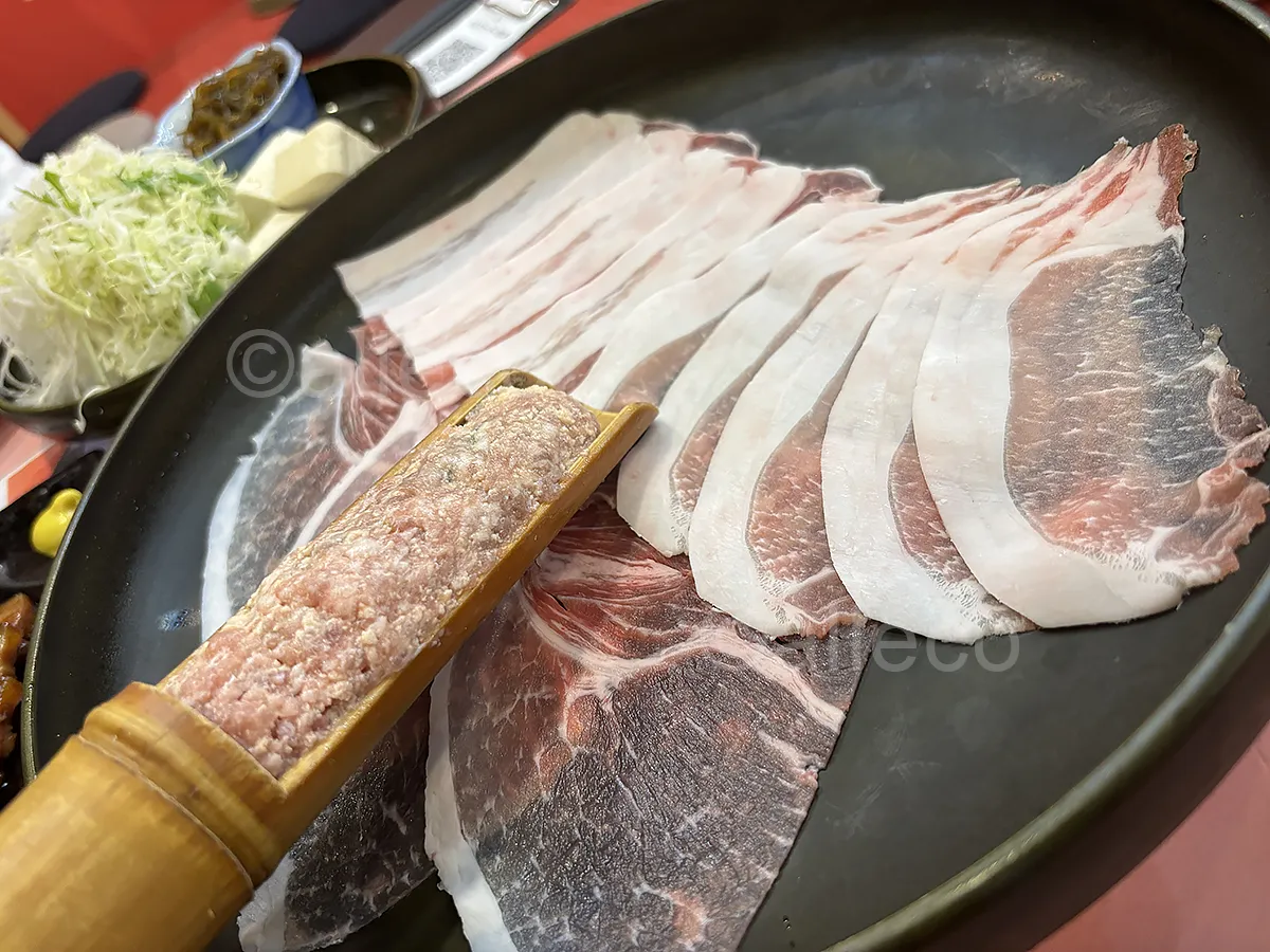 ロース・バラ・赤身と竹筒入りつみれが盛られた石垣島アグーしゃぶしゃぶ食べ比べセット