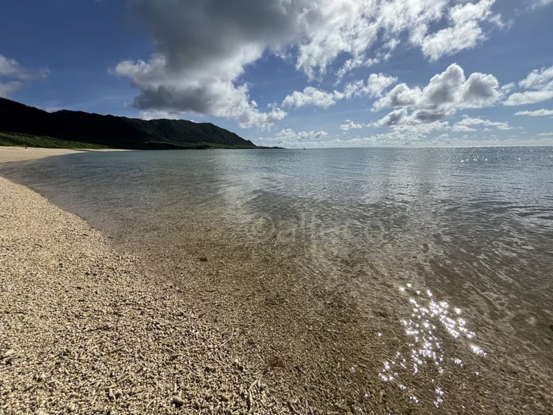 明石海岸の青い海 石垣島・明石海岸の透明な海と白い浜辺