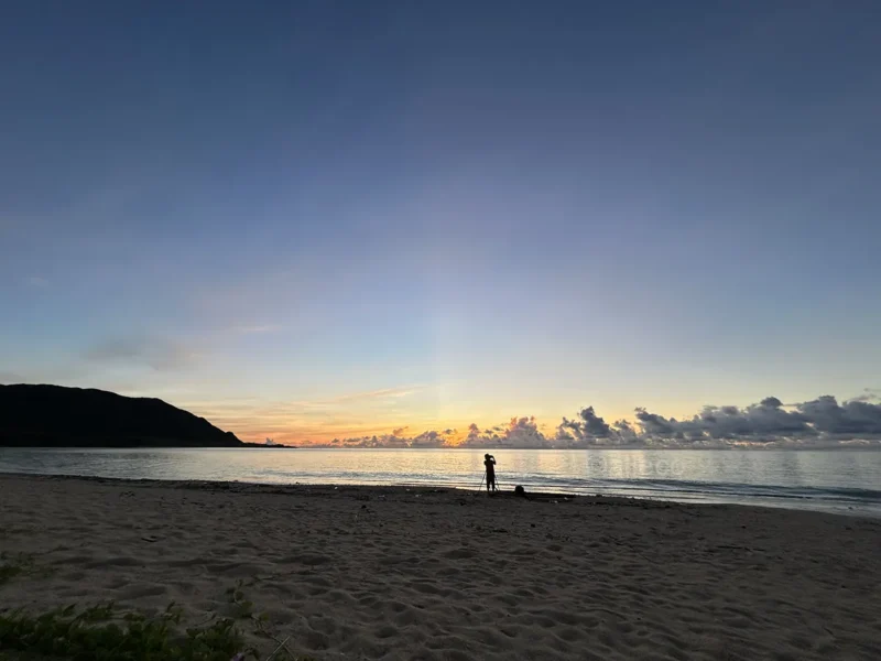 明石海岸の日の出前 明石海岸で水平線が赤く染まる日の出前の風景