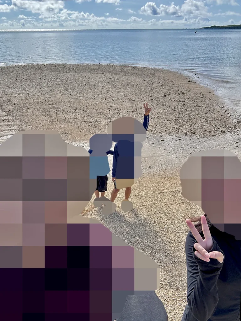 明石海岸で家族の記念写真 明石海岸の海を背景に家族で撮った旅行の記念写真