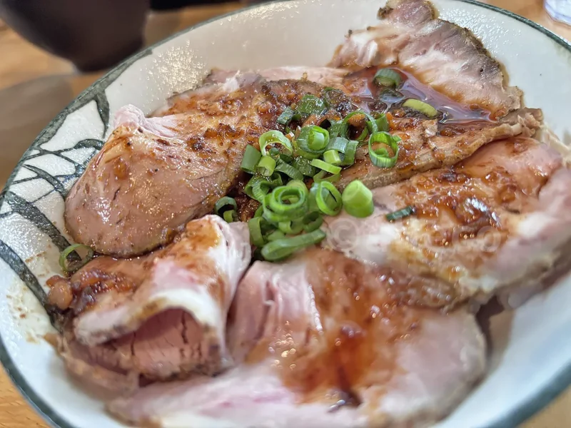 かわみつ食堂で兄ちゃんが食べたミニローストポーク丼