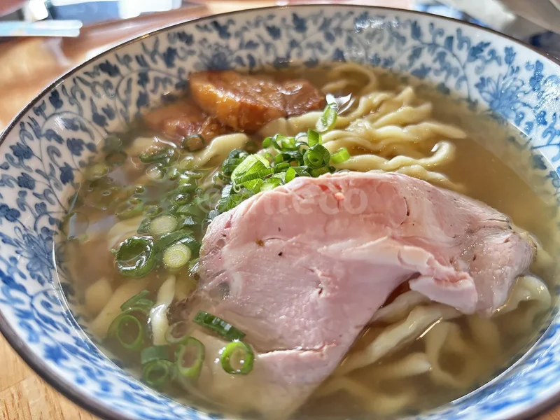 かわみつ食堂で注文した肉がのった麺料理