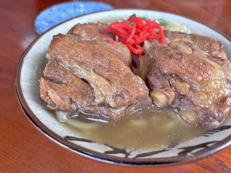 丸吉食堂で注文した大きな肉がのった宮古そば