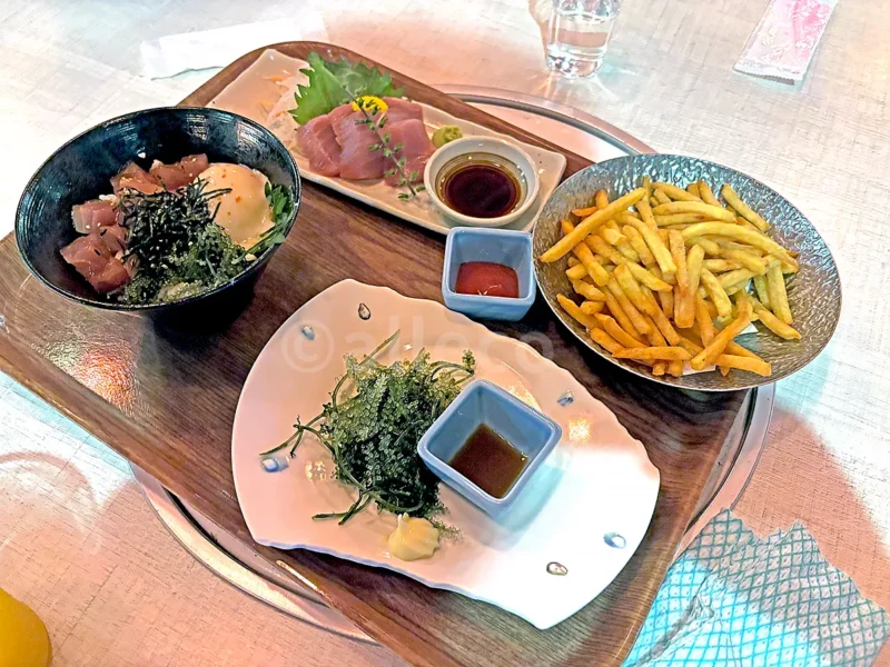 南風（ぱいかじ）屋台村・BBQで注文した海ぶどうや刺身、ポテトなどの料理