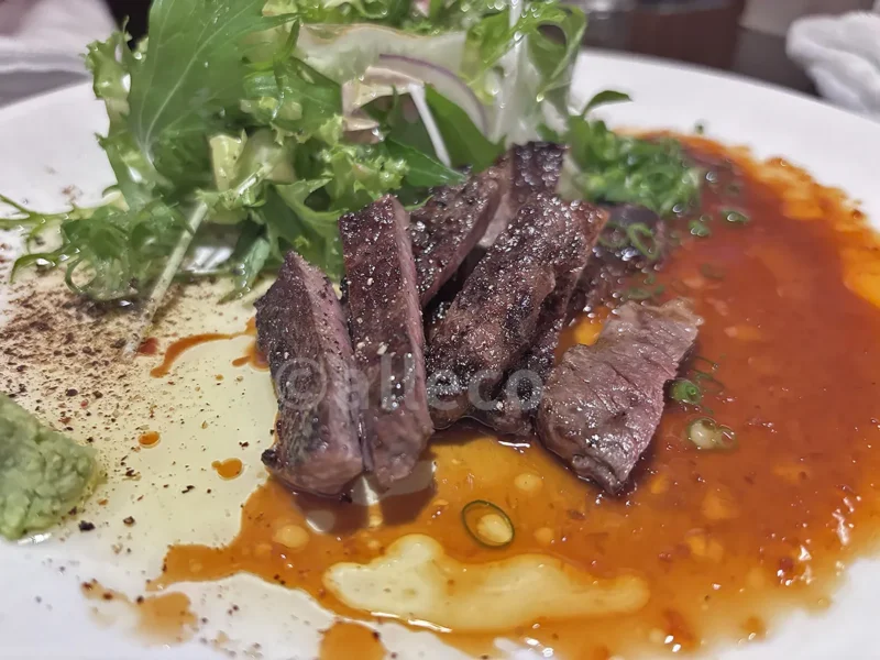 居酒屋 BROWN SUGARで食べた肉料理とサラダ
