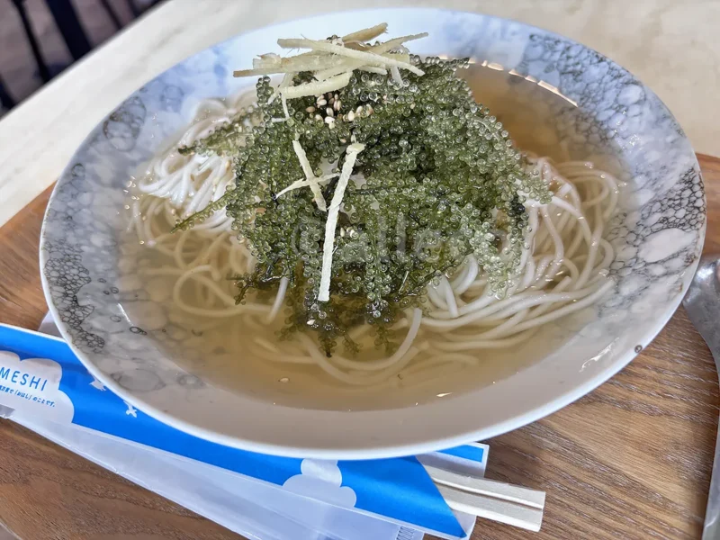 パイナガマビーチクラブで食べた海ぶどうがたっぷりの宮古冷麺