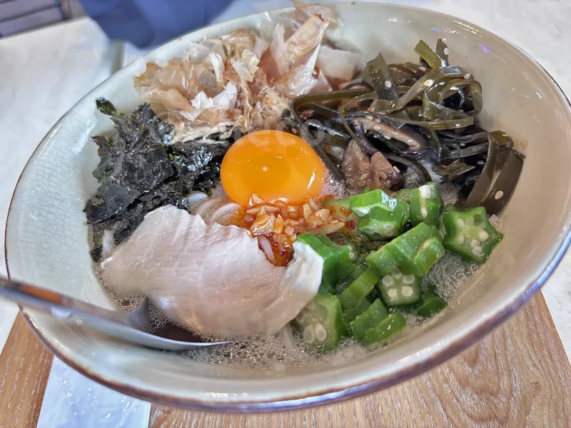 オクラや海藻、卵などが盛り付けられた宮古冷麺